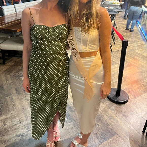 🤍GORGEOUS Lulu’s 2 Piece White Satin Corset and Pencil Skirt Dress Set 🤍 - Picture 6 of 10